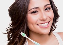 Comment avoir les dents blanches : les solutions et les produits à adopter !